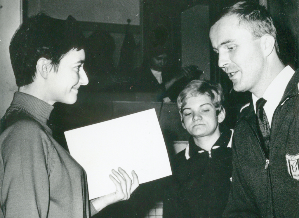 Dieses Bild zeigt wahrscheinlich die Verabschiedung von Gisela Pelzl aus der Damenmannschaft. Zu sehen sind auch Gunther Schmidt und Gabi Müller.